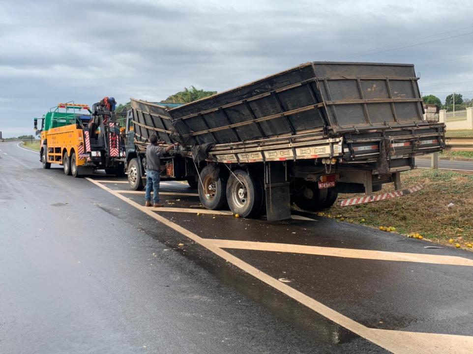 Foto 3 de 4 — ​Acidente com caminhão na SP-255 fecha um dos acessos a Araraquara